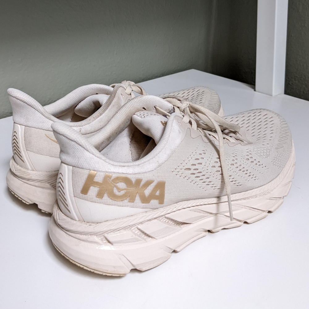 Hoka One Clifton 7 in Almond Milk/Bronze - 9.5 WIDE